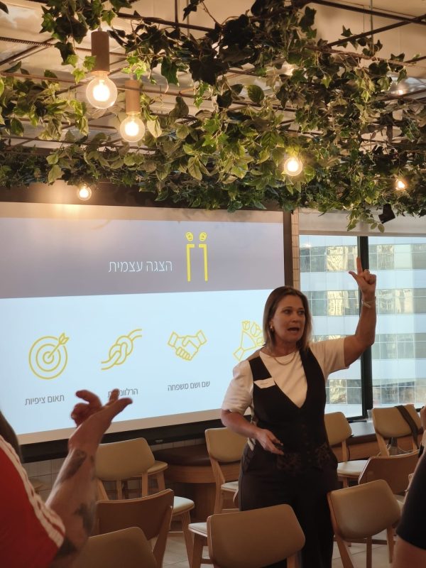 מי המרצים הכי טובים בישראל לסדנאות עמידה מול קהל לארגונים?